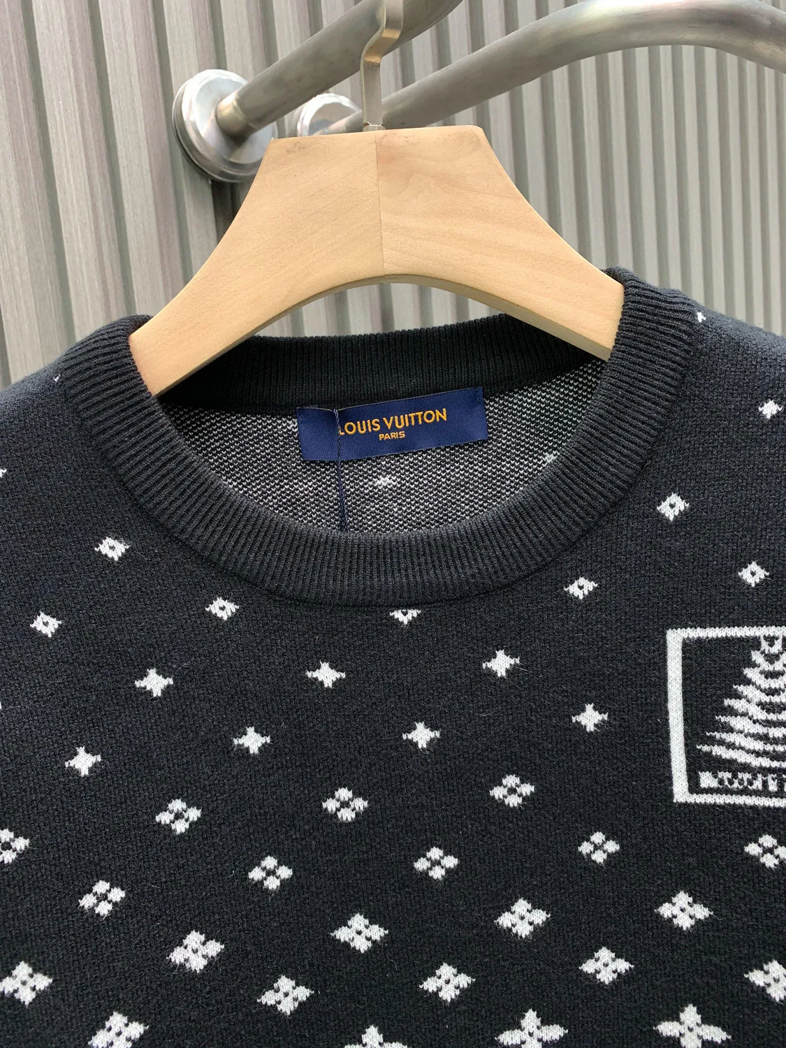 🅿️360 🀄️ Louis Vuitton Louis Vuitton 1v25fw autumn and winter new ski Christmas wear knitted pullover Gradient snowflake fir tree pattern new snowflake gradient knitted long sleeve This long sleeve adopts an original pattern design, full of modern flavor This charming organic cotton uses an elegant jacquard weave. A delicate gradient effect snowflake pattern is printed on a black background. The signature and fir tree appliqué on the back complete it.